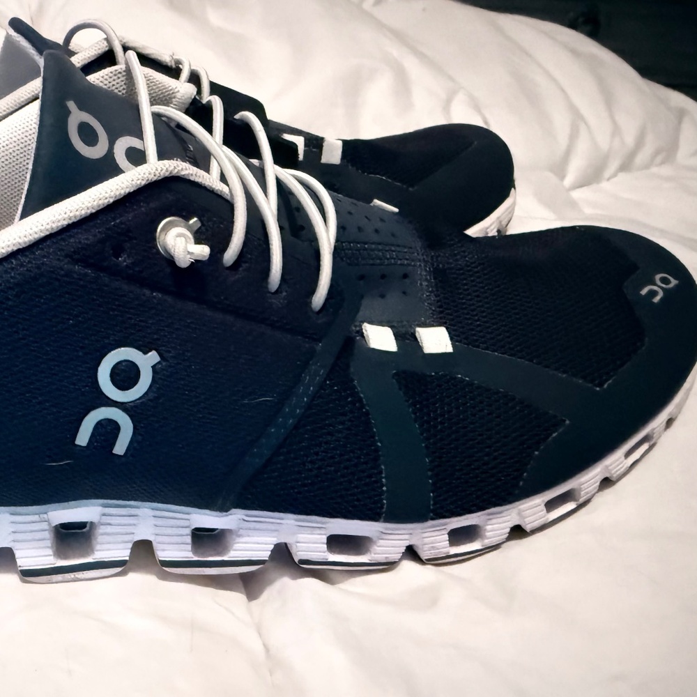 On CloudSneakers Size M10